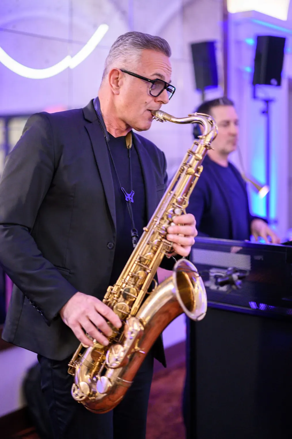 Saxophonist spielt live zwischen den Gästen