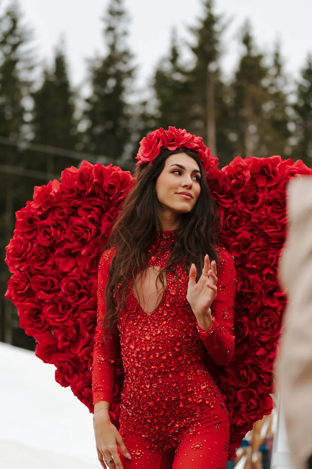 Walking Act mit Herzflügeln aus roten Rosen auf der Piste