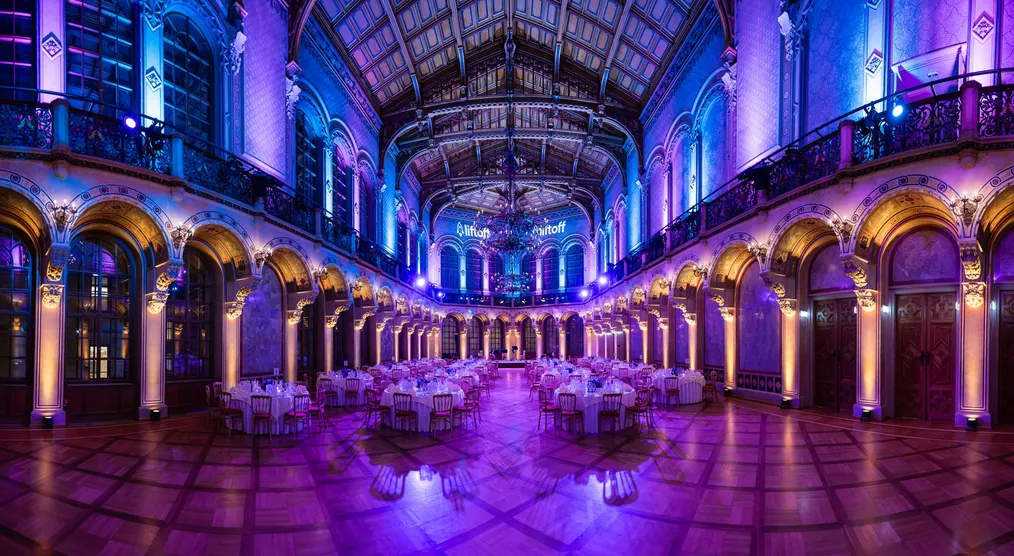Panorama des festlich beleuchteten Palais beim Galaabend