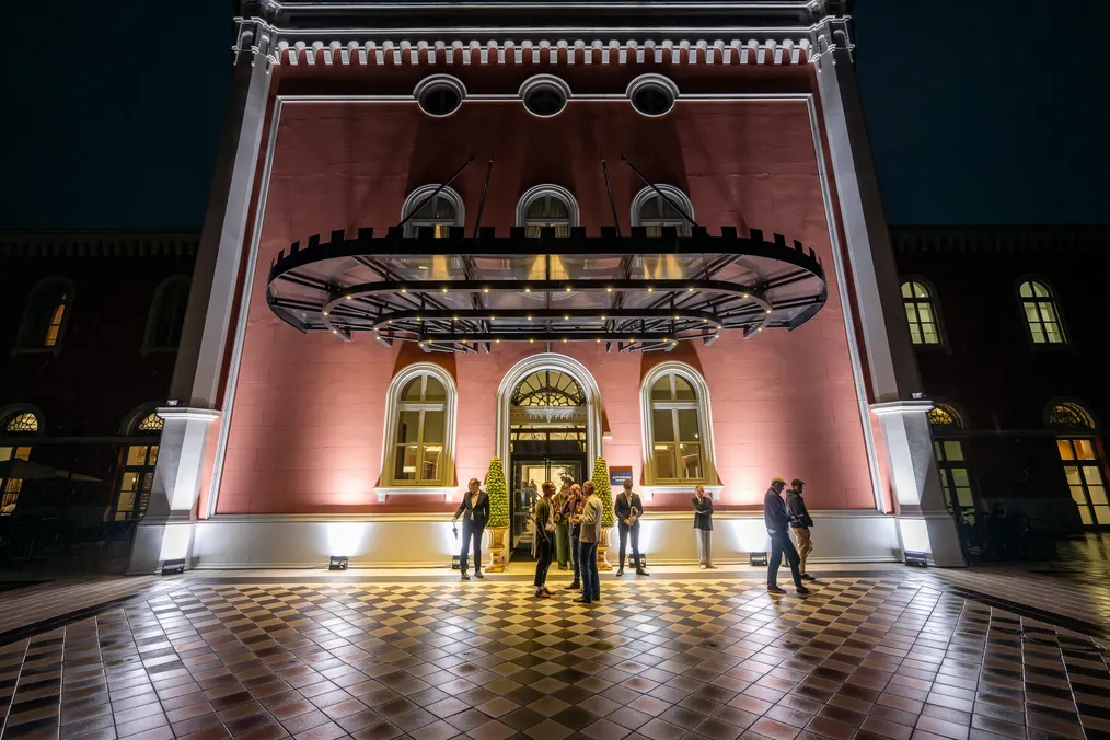 Beleuchtete Fassade der Imperial Riding School am Eröffnungsabend