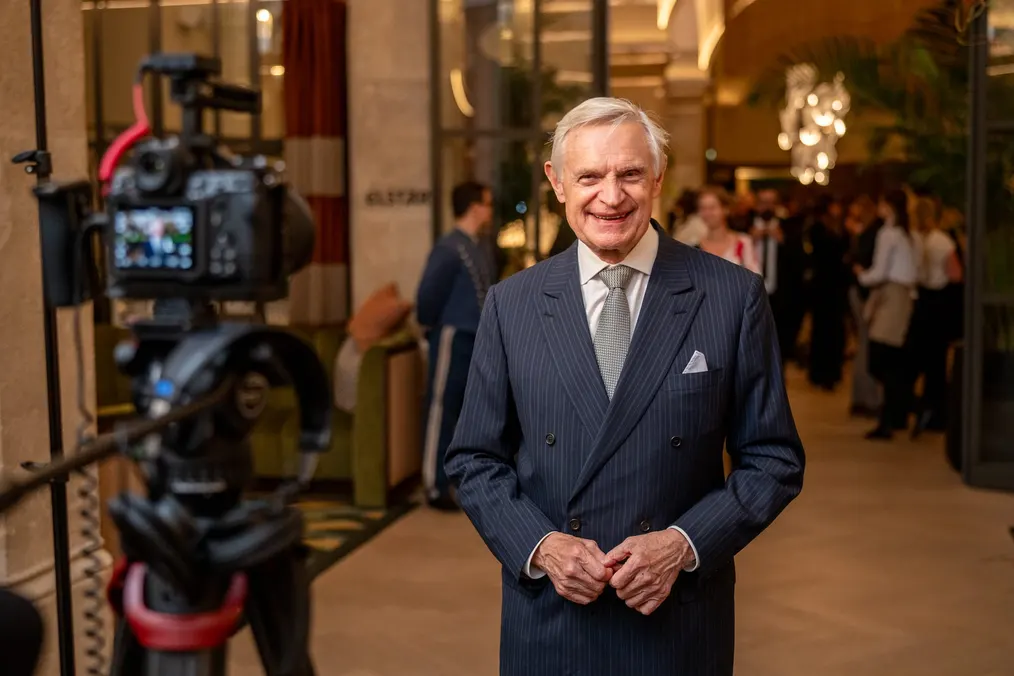 Gast im Interview vor laufender Kamera bei der Hoteleröffnung