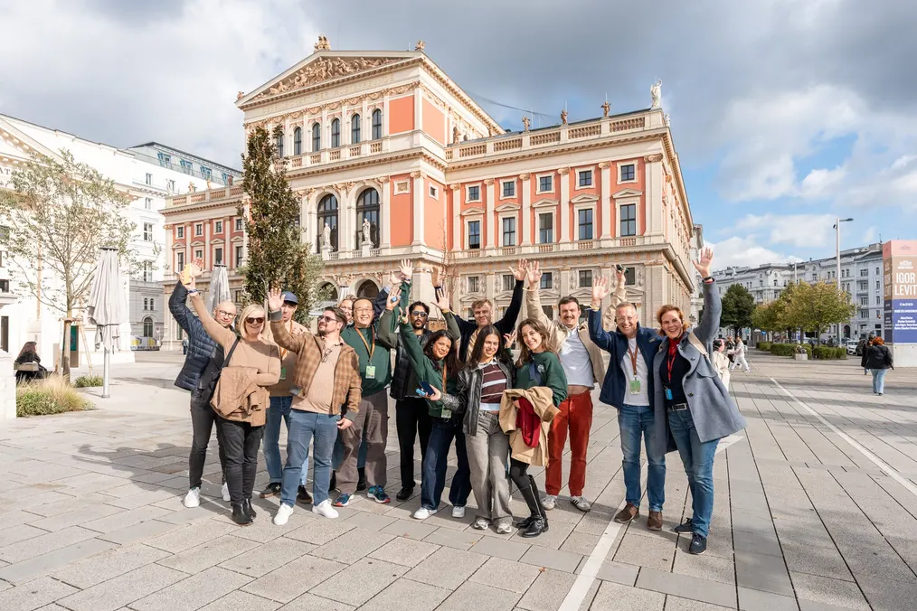 Teilnehmende bei einer Stadterkundung vor einem historischen Gebäude in Wien