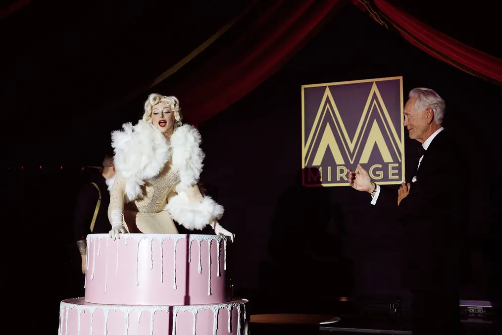 Showact mit Tänzerin auf einer überdimensionalen Torte
