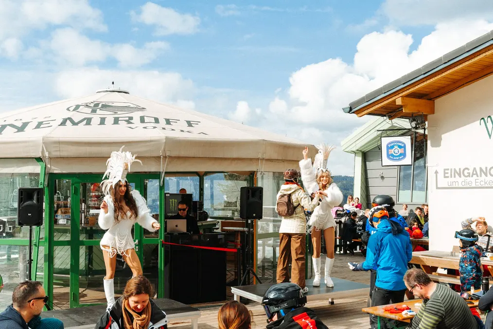 Showacts in weißen Federkostümen vor der Liechtensteinhütte