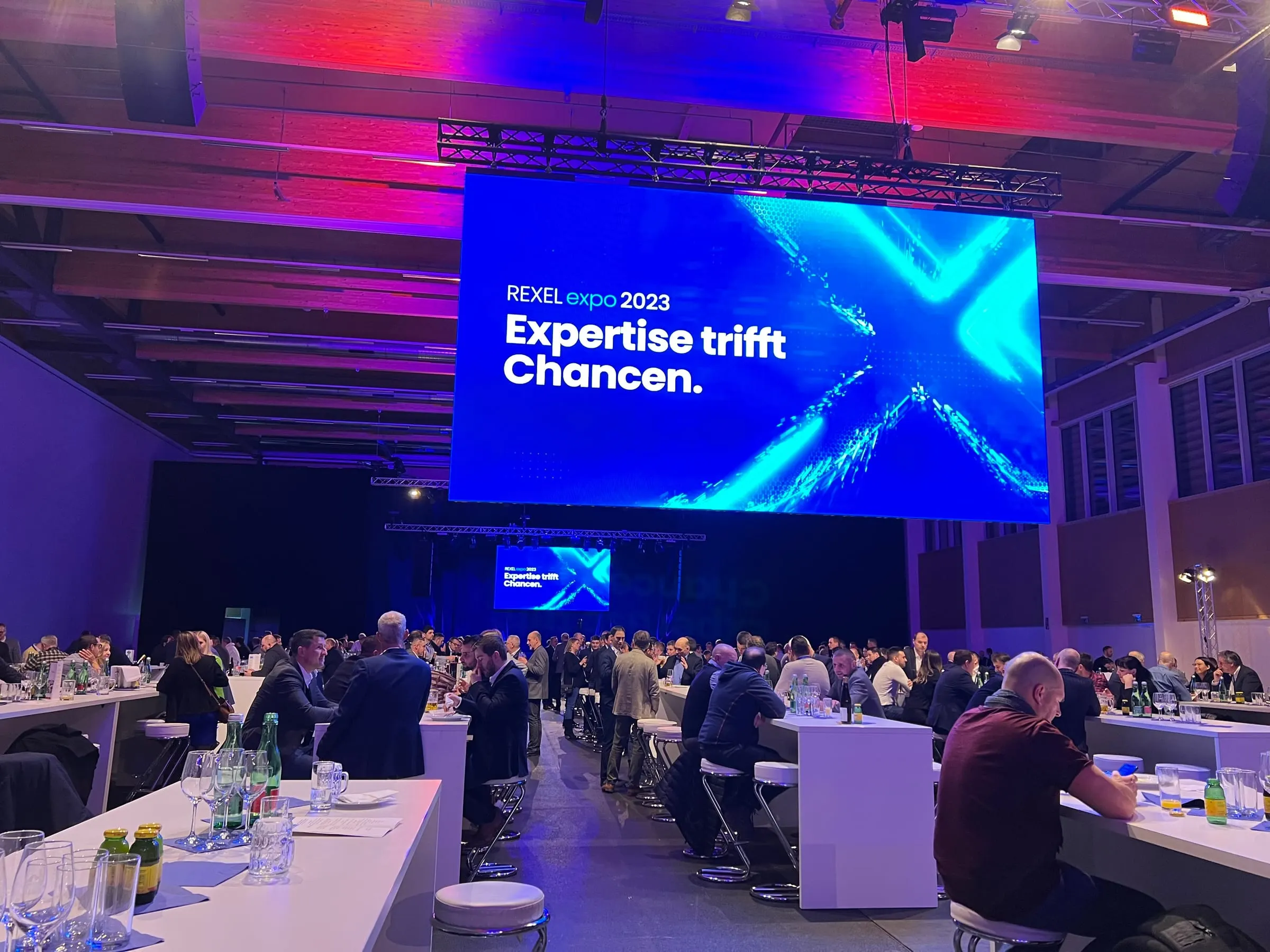 Bühne mit LED-Wand und Botschaft Expertise trifft Chancen